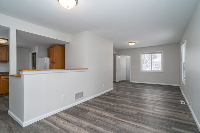 Building Photo - Recent Renovated 2-Bedroom Home, Pet Frien...