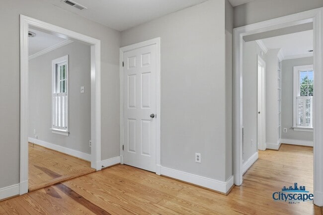 Building Photo - Charming Farmhouse-style Home Adjacent to Huguenot Park!