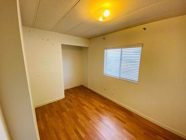 Building Photo - Cute Country Home on 1 Acre!