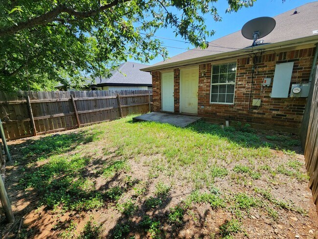 Building Photo - Roomy 3 Bedroom Duplex In South Fort Worth