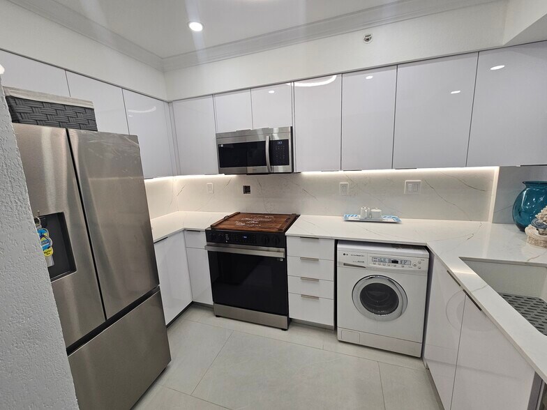 Building Photo - 2501 S Ocean Dr