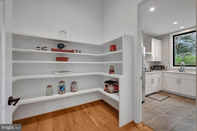 Building Photo - 1100 Balls Hill Rd