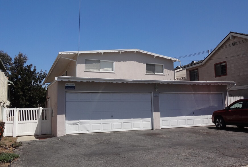 Small 4 unit apartment building. - 2215 Mathews Ave