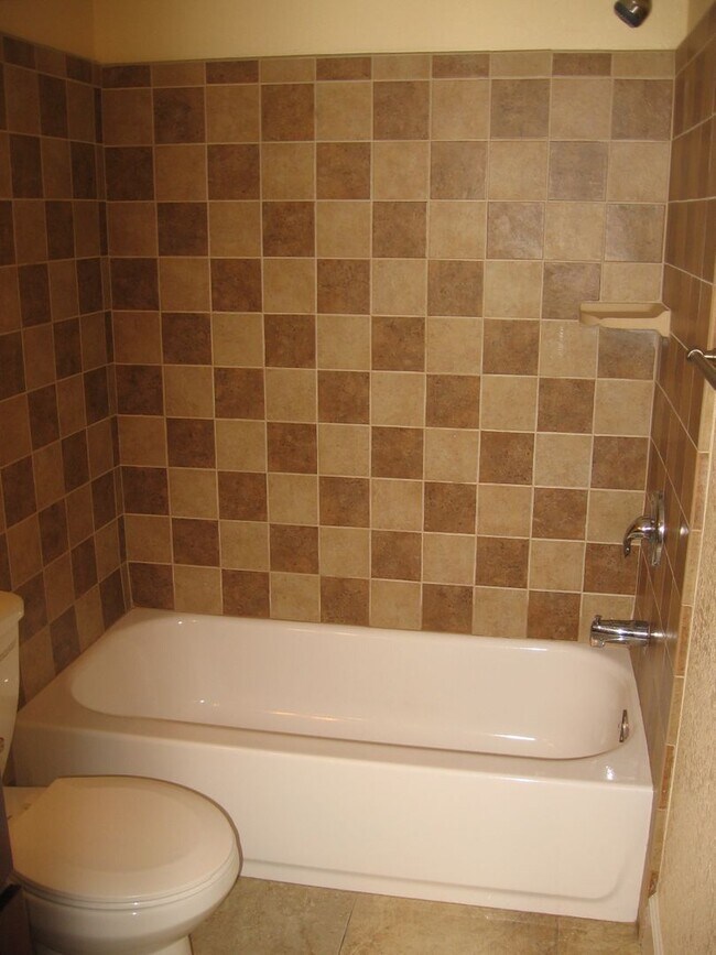 Building Photo - 2x2 unit