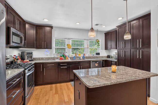 Building Photo - 4725 Springbrook Dr