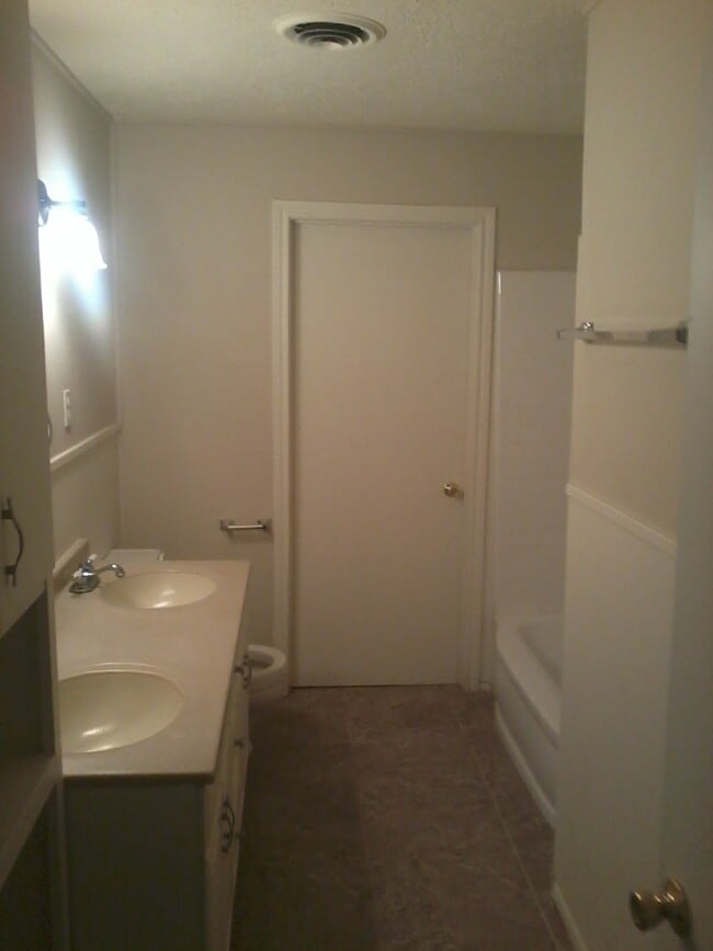 bathroom 2 - 4303 College Main St