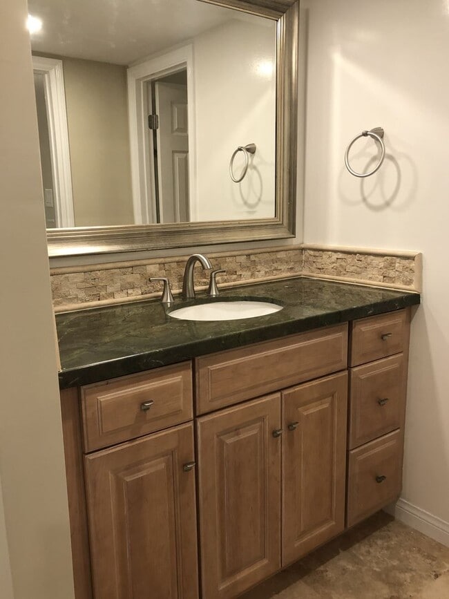 Building Photo - Spacious 3 + 2 Ocean View Condo - Prime Corner Location.