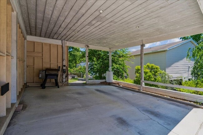 Building Photo - Cozy 3BE/2.5BA Colonial in Takoma Park with screened porch!