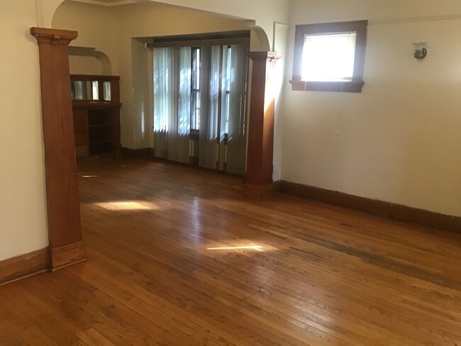 Building Photo - 5 bedroom 2 bathroom single family home wi...