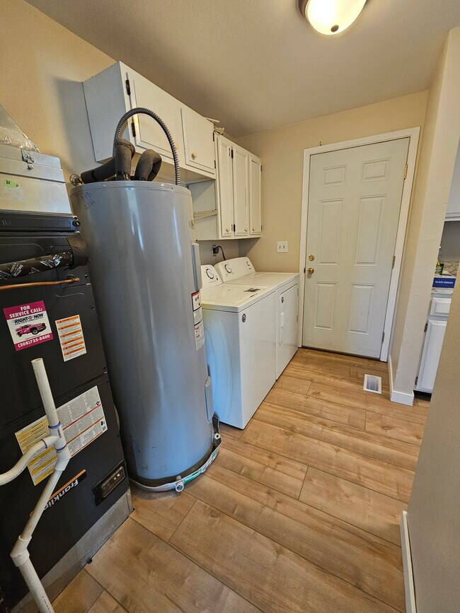 Building Photo - 180 NW Wilson Cir