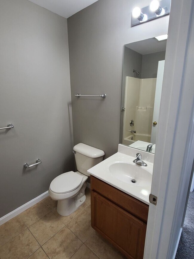 Building Photo - 3 bedroom,  2 1/2 bath town home in Waynesboro PA END UNIT