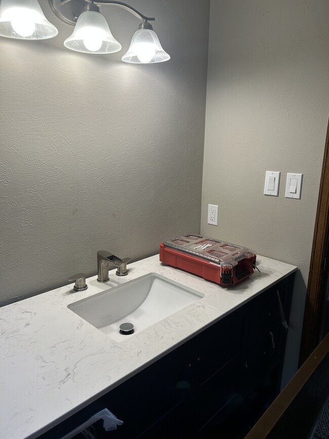 Building Photo - 2191 Packerland Dr