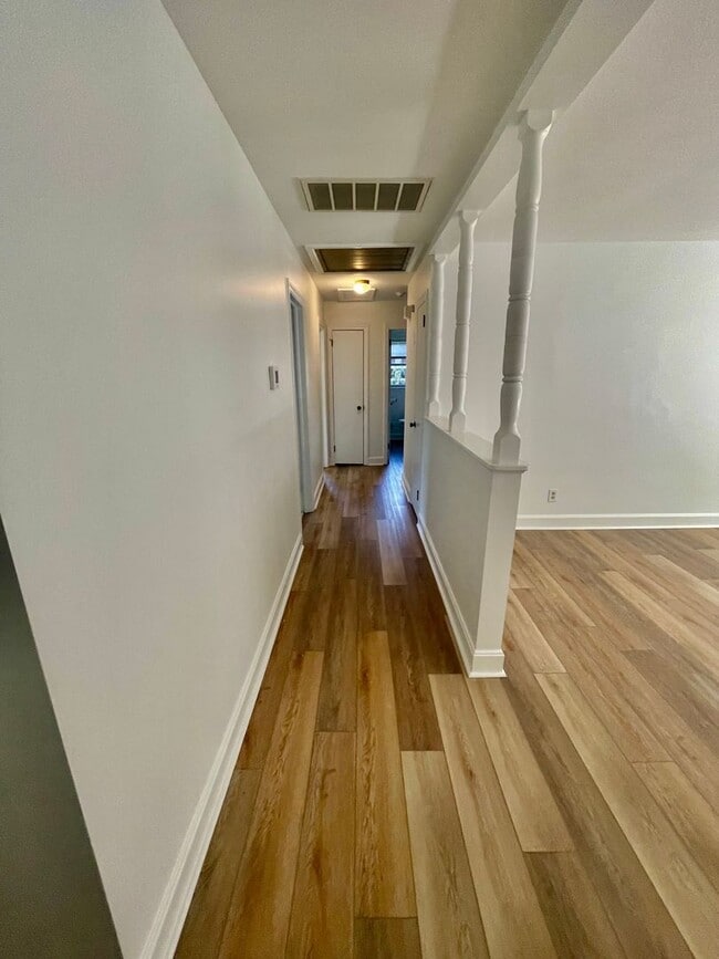 Building Photo - Welcome to the Classic 3 bedroom 1 1/2 bat...