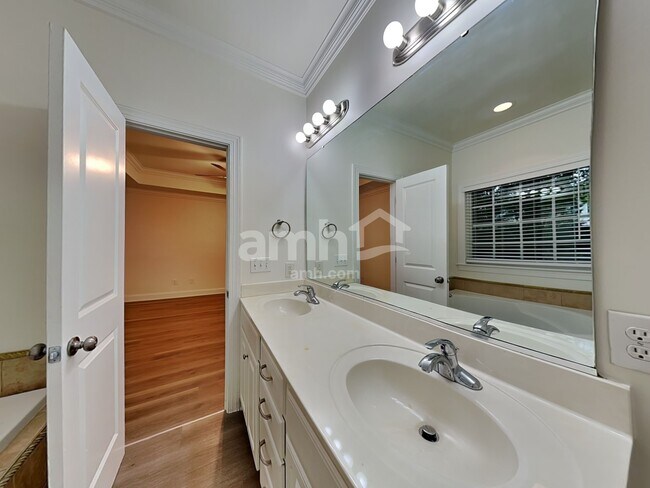 Building Photo - 4610 Baylor St