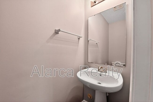 Building Photo - 105 Daventry Pl