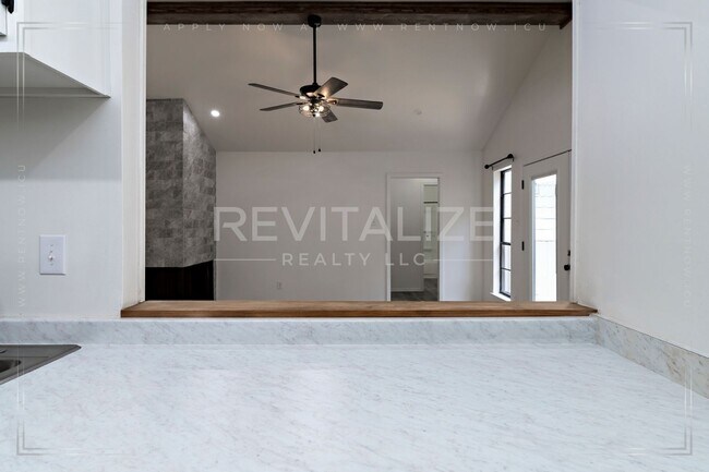 Building Photo - Beautifully Updated 3BR / 2BA in West Mobile with Private Courtyard