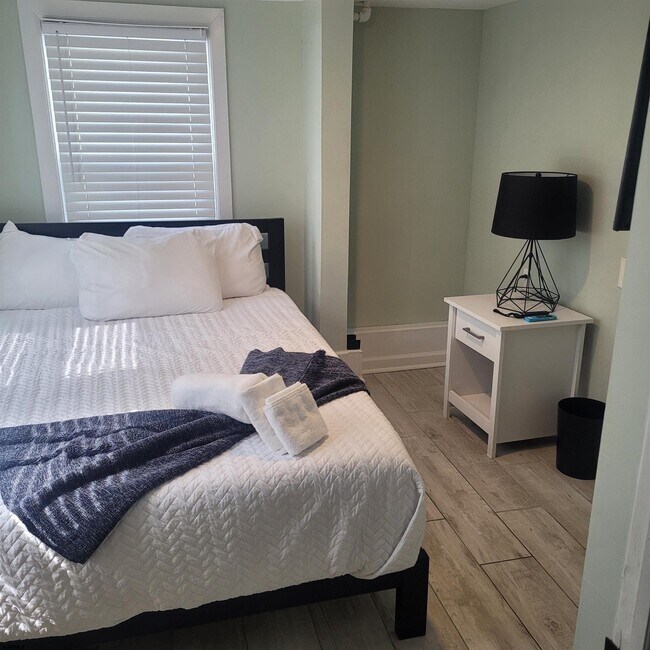 Building Photo - 105 N Windsor Ave