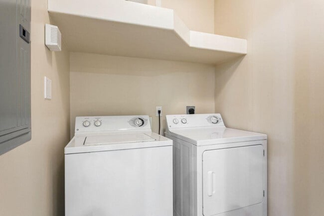 Building Photo - 925 Common St