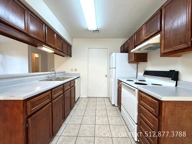Building Photo - 2203 Creekside Ln