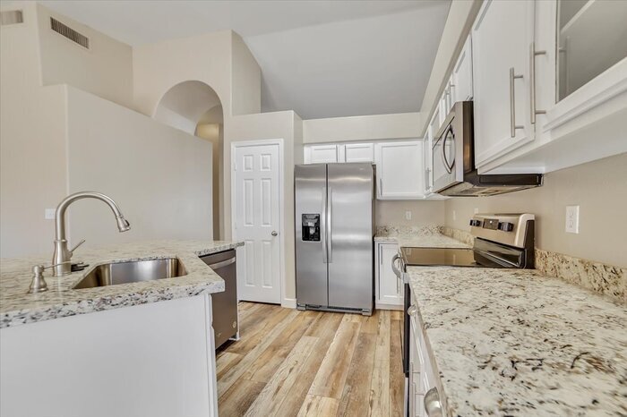 Building Photo - 403 S Kingston Ct