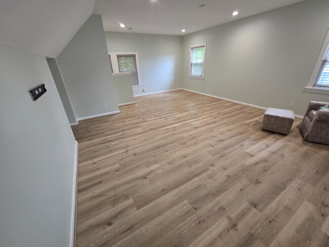 Building Photo - "3-Bed Home on Briarwood Rd: Spacious 1895...