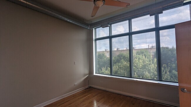 Building Photo - 1738 W Belmont Ave