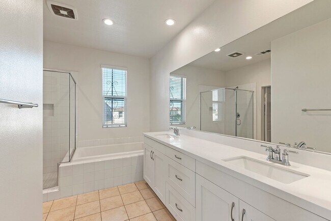 Building Photo - Comfort Meets Coastal Living 4 Bed 2.5 Bath in Oceanside!