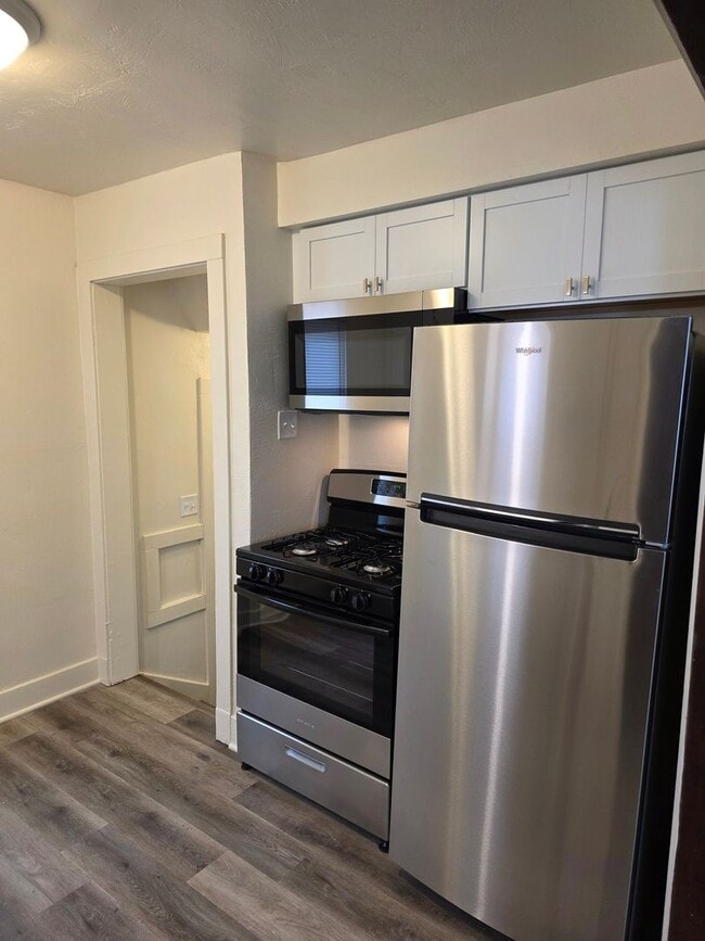 Building Photo - 806 Waverly Pl