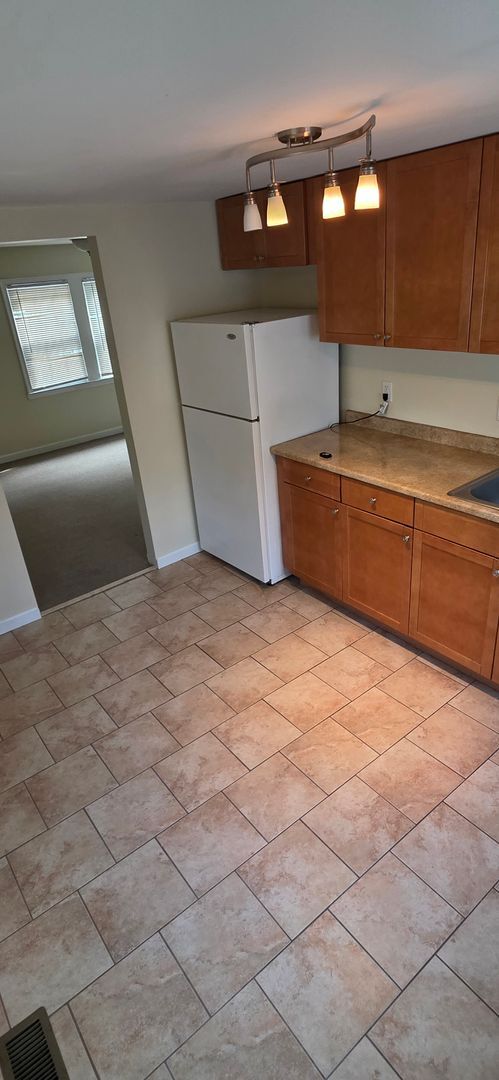 Building Photo - Detached Garage Appt. on  Beautiful Camden Ave.