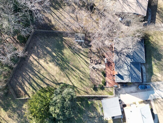 Building Photo - 3 BR Brick Ranch with Fenced Yard in Starm...