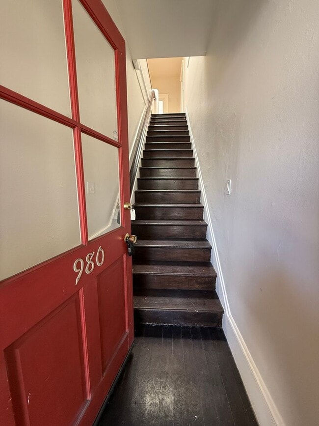 Building Photo - 2 Bedroom, 1 bathroom second floor apartme...