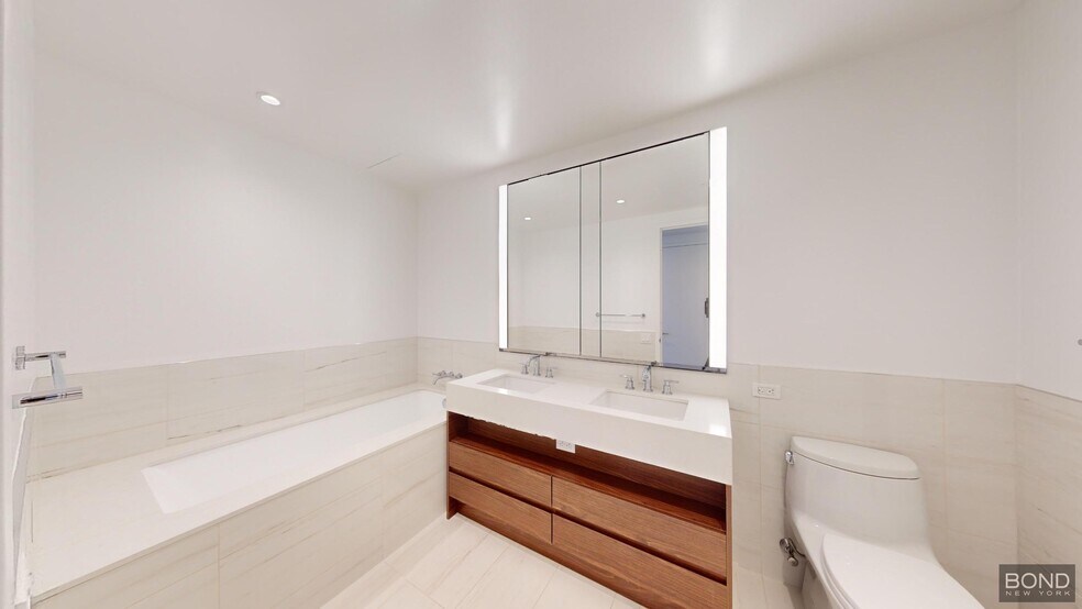Building Photo - 635 W 59th St