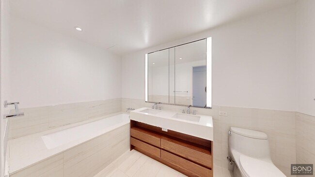 Building Photo - 635 W 59th St