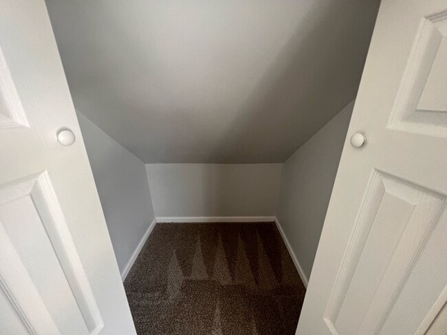 Building Photo - Move-In Ready- 2 bedroom/1 Bath Home in Eastpointe