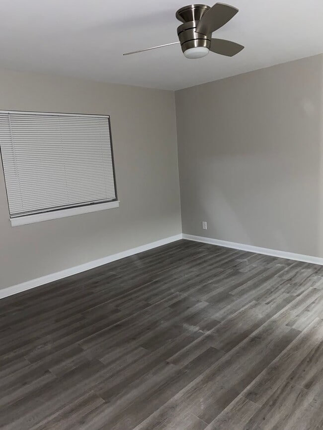 Building Photo - Spacious 1 Br Unit walking distance to Edsall Station