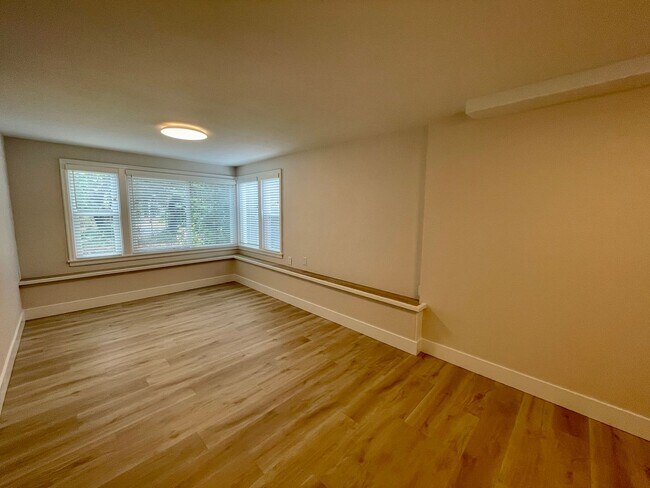Building Photo - 7605 Sunset Cir W