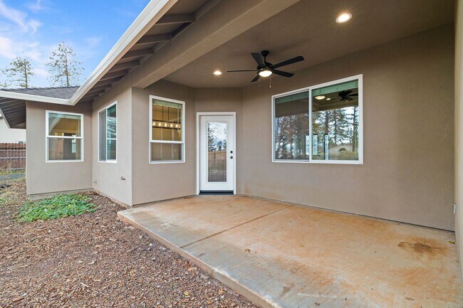 Building Photo - Charming 2-Bedroom, 2-Bath Home with Garage and Office/Den in Paradise, CA!
