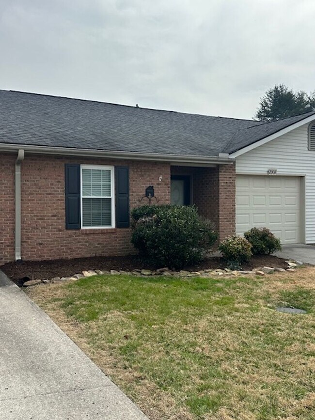 Building Photo - Powell - Move-in ready! 2 bedroom, 2 bath, 1-level, condo with a 1-car garage - Kenna Stephens (8...