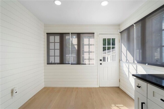 Building Photo - 2512 Brookwood Dr NE