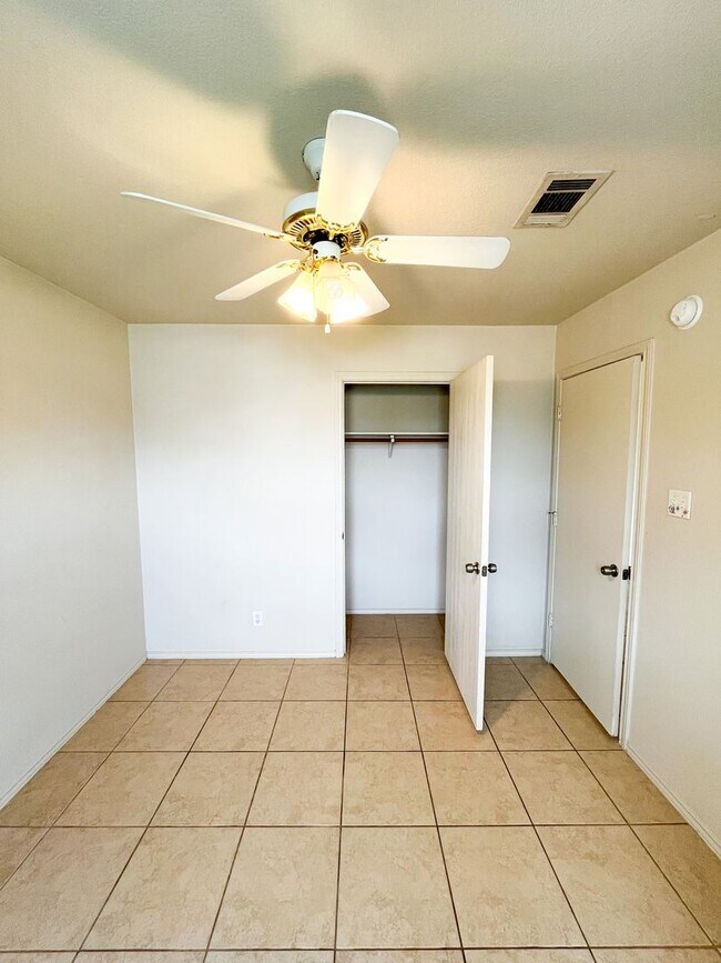 Building Photo - Available NOW!!!! Gorgeous 4 bedroom, 2 ba...
