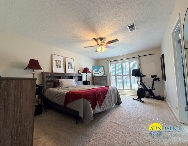 Building Photo - Stunning 5 Bedroom Home in Mary Esther with Beach Access, Pool and Solar Panels!