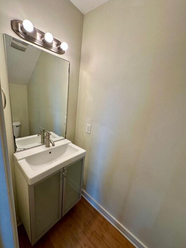 Building Photo - 2 BED | 2.5 BATH | URBAN CONDO | DOWNTOWN ...