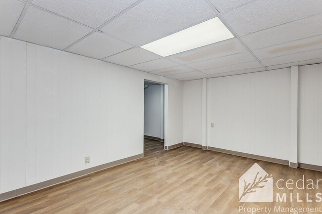 Building Photo - Mid Century 3 Bedroom