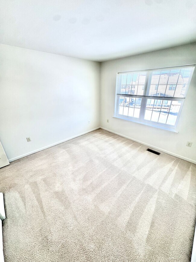 Building Photo - FIVE BEDROOMS in PARKLAND SCHOOLS!