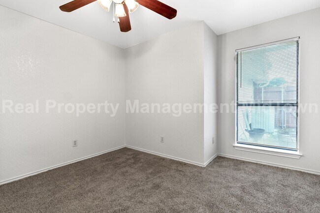 Building Photo - Charming Home in Established Community