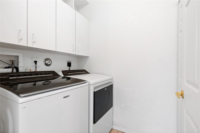 Building Photo - 2561 E Aragon Blvd