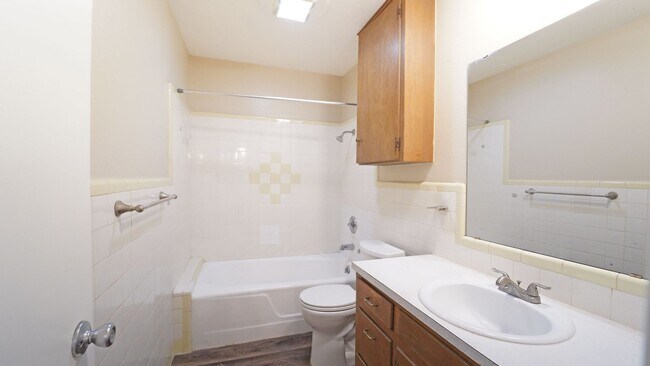 Building Photo - MOVE IN SPECIAL!! FOR LEASE! 2 Bedroom - 1 Bath -  Town House Apartments!