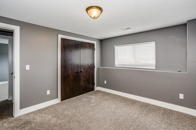 Building Photo - Stunning 5 bedroom Ranch style home