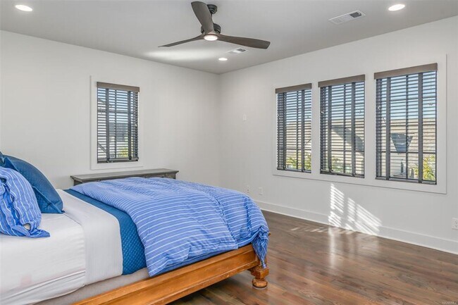 Building Photo - Desirable Hampstead Living!