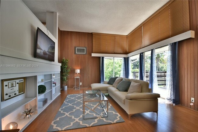 Building Photo - 250 SE Park St